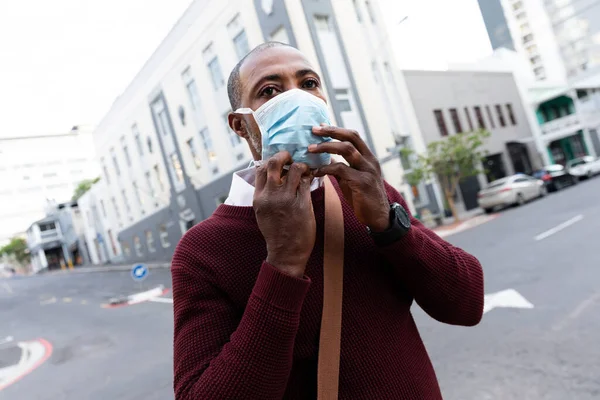 Kırmızı Kazaklı Afro Amerikan Bir Adam Gün Boyunca Şehir Sokaklarında — Stok fotoğraf