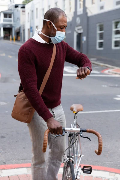 African American Man Out City Streets Day Wearing Face Mask — Stock Photo, Image