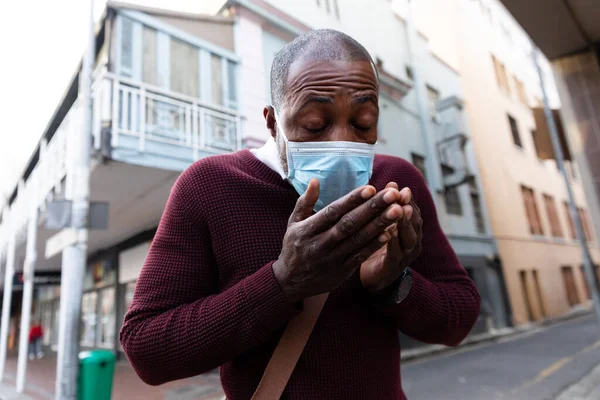 Afroameričan Ven Asi Ulicích Města Během Dne Obličejovou Maskou Proti — Stock fotografie