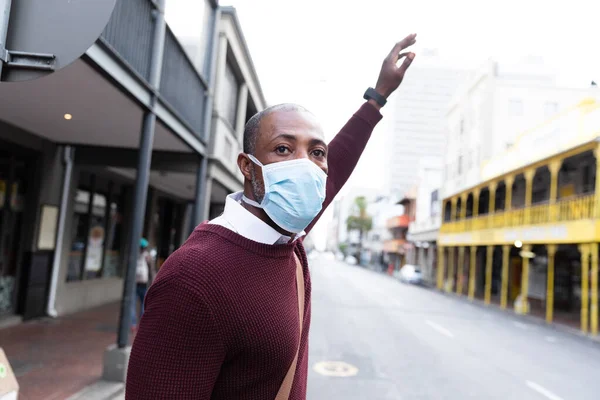 African American Man Out City Streets Day Wearing Face Mask — Stock Photo, Image