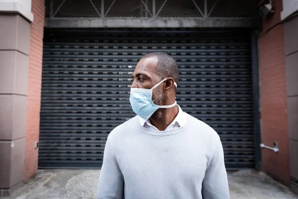 Afrikai Amerikai Férfi Aki Napközben Város Utcáin Mászkál Maszkot Visel — Stock Fotó