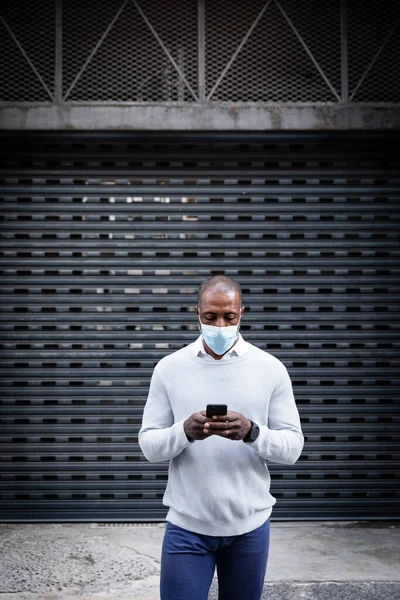 African American Man Out City Streets Day Wearing Face Mask — Stock Photo, Image