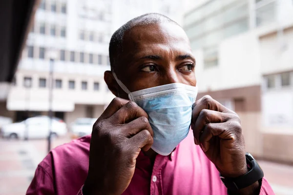 African American Man Out City Streets Day Putting Face Mask — Stock Photo, Image