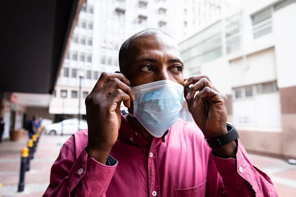 African American Man Out City Streets Day Putting Face Mask — Stock Photo, Image