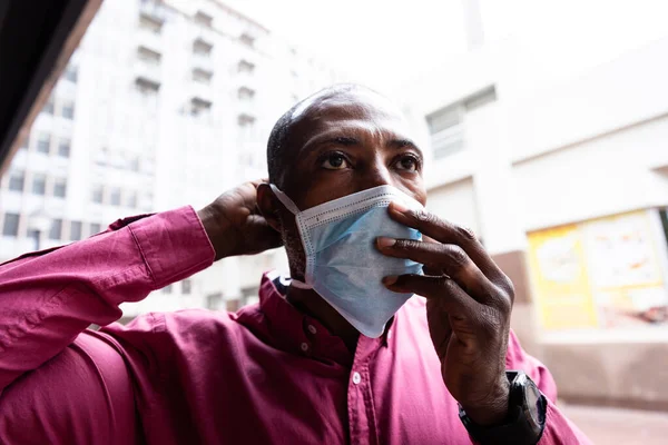African American Man Out City Streets Day Putting Face Mask — Stock Photo, Image
