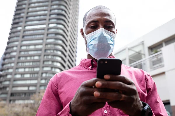 African American Man Out City Streets Day Wearing Face Mask — Stock Photo, Image