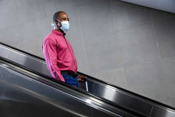 Afrikai Amerikai Férfi Arcmaszkot Visel Légszennyezés Kovid19 Coronavirus Ellen Mozgólépcsőn — Stock Fotó