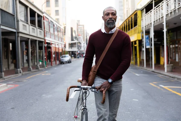 Hombre Afroamericano Vistiendo Jersey Granate Fuera Por Las Calles Ciudad —  Fotos de Stock