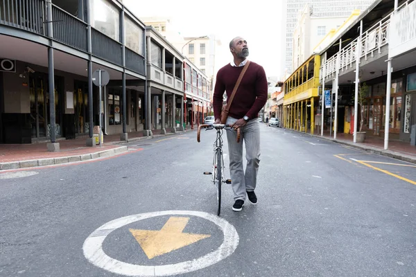 Hombre Afroamericano Vistiendo Jersey Granate Fuera Por Las Calles Ciudad —  Fotos de Stock