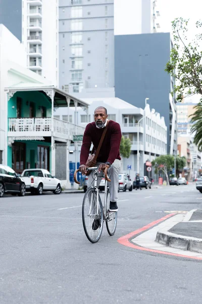 Hombre Afroamericano Vistiendo Jersey Granate Fuera Alrededor Las Calles Ciudad —  Fotos de Stock