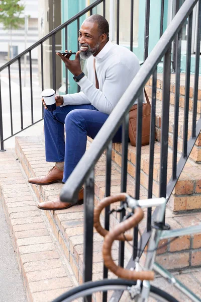 Hombre Afroamericano Por Las Calles Ciudad Durante Día Sentado Las —  Fotos de Stock