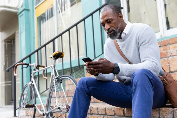 Uomo Afroamericano Giro Strade Della Città Durante Giorno Seduto Sulle — Foto Stock