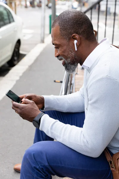 Uomo Afroamericano Giro Strade Della Città Durante Giorno Indossando Auricolari — Foto Stock