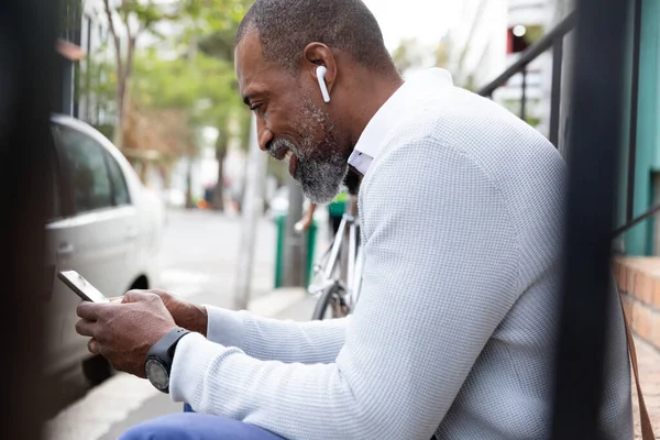 Uomo Afroamericano Giro Strade Della Città Durante Giorno Indossando Auricolari — Foto Stock