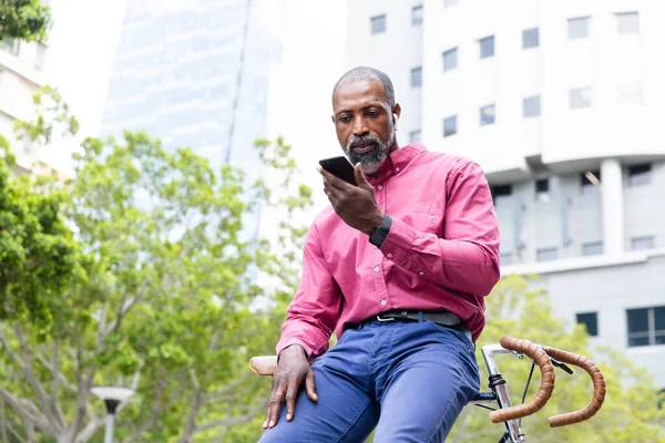 Hombre Afroamericano Por Las Calles Ciudad Durante Día Con Camisa —  Fotos de Stock