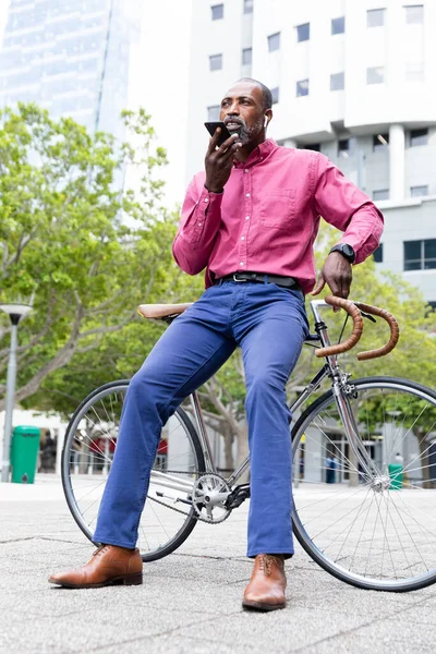 Hombre Afroamericano Por Las Calles Ciudad Durante Día Con Camisa —  Fotos de Stock