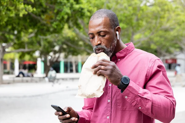 Uomo Afroamericano Giro Strade Della Città Durante Giorno Indossando Camicia — Foto Stock