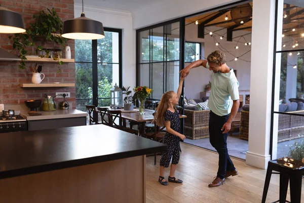 Beyaz Adam Evde Eğleniyor Kızıyla Mutfakta Dans Ediyor Gülüyor Sosyal — Stok fotoğraf