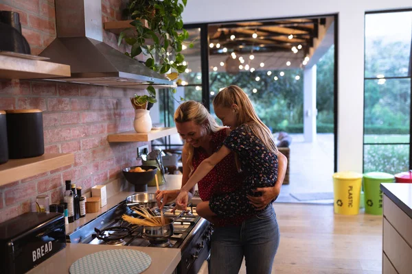 코로나 바이러스가 유행하는 캅카스 집에서 시간을 보내고 테이블 파스타를 요리하고 — 스톡 사진