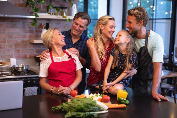 Famiglia Caucasica Multi Generazione Che Gode Tempo Casa Insieme Accanto — Foto Stock