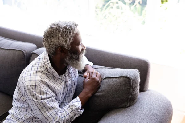 Üst Düzey Bir Afrikalı Amerikalı Adamın Portresi Evde Oturup Kanepede — Stok fotoğraf