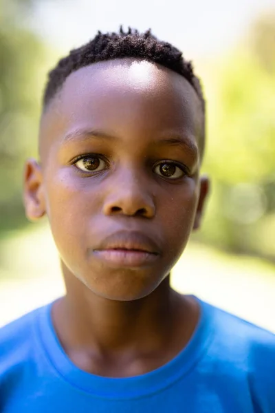 Portret Mieszanego Chłopca Rasy Cieszącego Się Czasem Spędzonym Ogrodzie Patrzącego — Zdjęcie stockowe