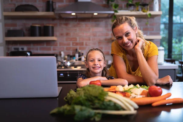 Mujer Caucásica Disfrutando Tiempo Casa Pie Junto Una Mesa Con — Foto de Stock