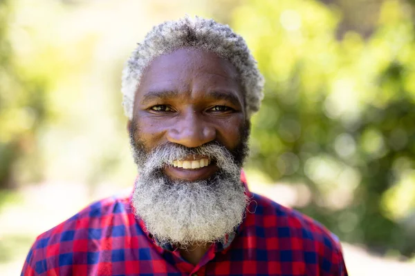Portrait Homme Afro Américain Âgé Profitant Son Temps Jardin Regardant — Photo