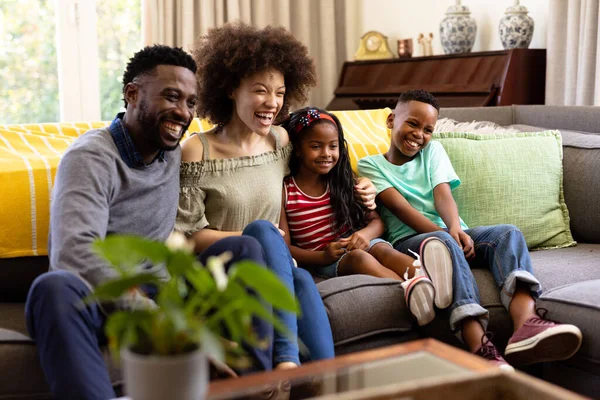 Familia Raza Mixta Disfrutando Tiempo Casa Juntos Sentados Sofá Mirándose —  Fotos de Stock