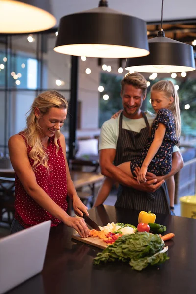 Família Caucasiana Aproveitando Seu Tempo Casa Juntos Uma Cozinha Usando — Fotografia de Stock