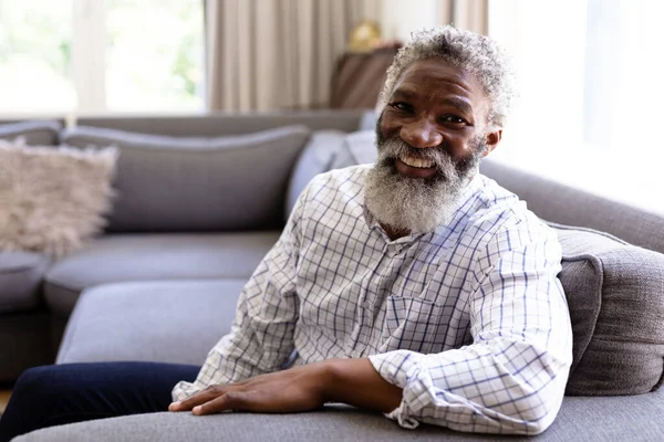 Portrét Staršího Afroameričana Který Užívá Svůj Čas Doma Sedí Gauči — Stock fotografie