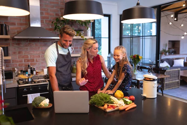 Kaukasische Familie Genießt Ihre Gemeinsame Zeit Hause Steht Der Küche — Stockfoto