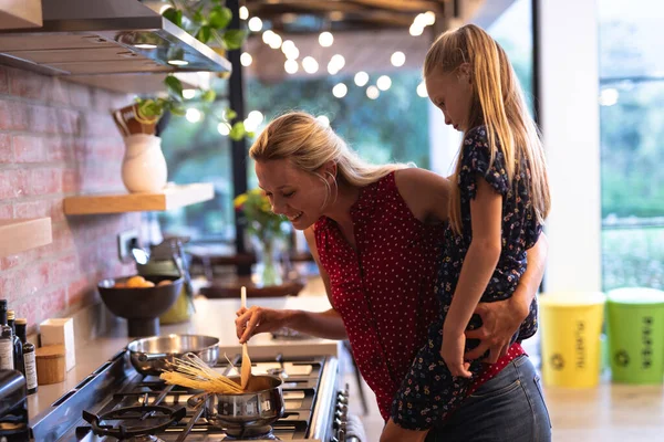 Mujer Caucásica Disfrutando Tiempo Casa Parada Junto Una Mesa Sosteniendo — Foto de Stock