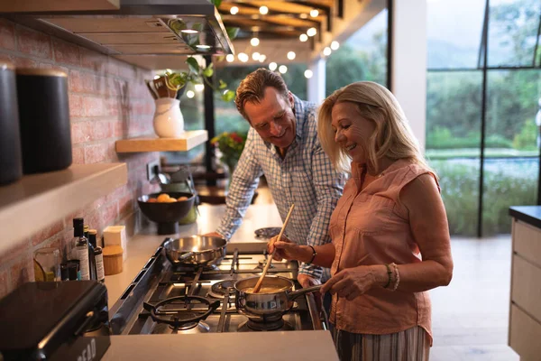 Üst Düzey Kafkasyalı Çift Evde Birlikte Vakit Geçiriyorlar Mutfakta Duruyorlar — Stok fotoğraf