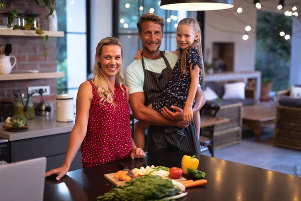 Kaukasische Familie Genießt Ihre Zeit Hause Zusammen Steht Der Küche — Stockfoto