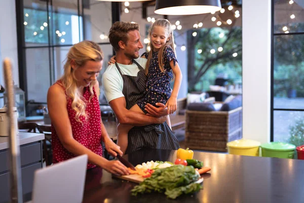 Família Caucasiana Aproveitando Seu Tempo Casa Juntos Uma Cozinha Usando — Fotografia de Stock