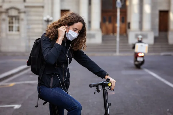 Caucasian Woman Out City Streets Day Wearing Face Mask Air — Stock Photo, Image