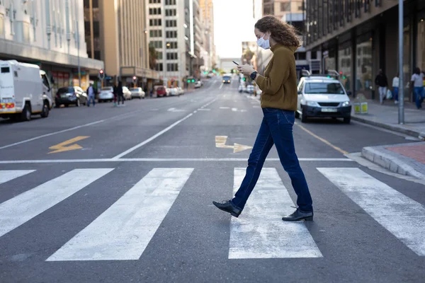 Caucasian Woman Out City Streets Day Wearing Face Mask Covid19 — Stock Photo, Image