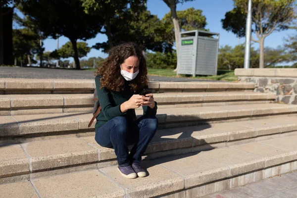 Mujer Caucásica Por Las Calles Ciudad Durante Día Con Una — Foto de Stock