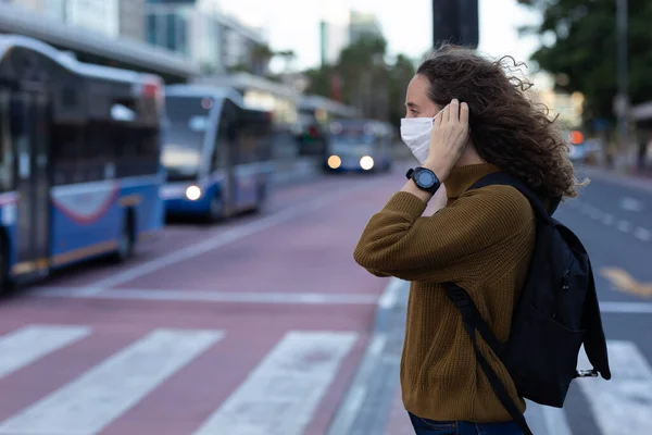 Caucasian Woman Out City Streets Day Walking Putting Face Mask — Stock Photo, Image