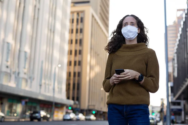 Caucasian Woman Out City Streets Day Wearing Face Mask Covid19 — Stock Photo, Image