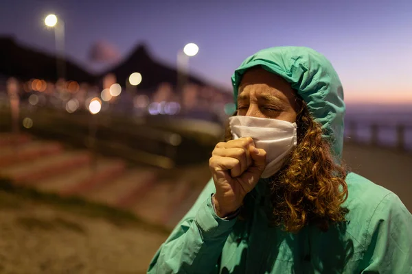 Donna Caucasica Giro Strade Della Città Sera Indossando Una Giacca — Foto Stock