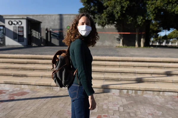 Kavkazská Žena Venku Během Dne Ulicích Města Obličejovou Maskou Proti — Stock fotografie