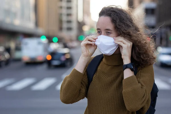 Mujer Caucásica Por Las Calles Ciudad Durante Día Poniéndose Una —  Fotos de Stock