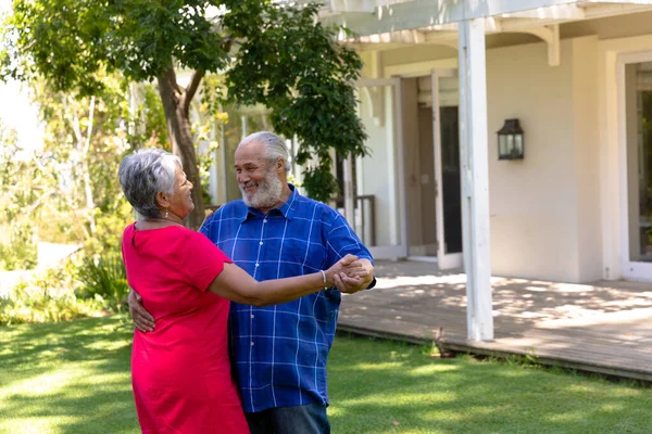 Aislamiento Cuarentena Vista Lateral Una Pareja Personas Mayores Raza Mixta —  Fotos de Stock