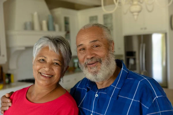 Auto Isolamento Quarentena Retrato Close Casal Misto Sênior Casa Sua — Fotografia de Stock