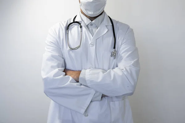 Hombre Vistiendo Uniforme Médico Estetoscopio Sus Hombros Usando Una Máscara —  Fotos de Stock