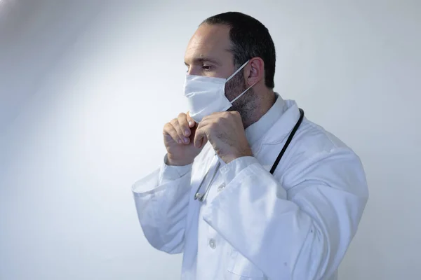 Hombre Caucásico Vistiendo Uniforme Médico Estetoscopio Sus Hombros Usando Una — Foto de Stock