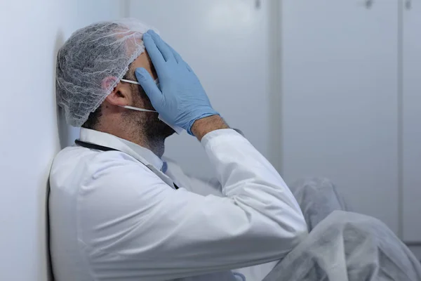 Beyaz Adam Doktor Üniforması Giyiyor Omuzlarında Steteskop Var Yüz Maskesi — Stok fotoğraf