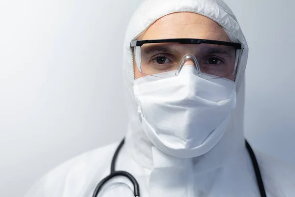 Porträt Eines Kaukasischen Mannes Mit Laborkittel Schutzbrille Und Gesichtsmaske Der — Stockfoto